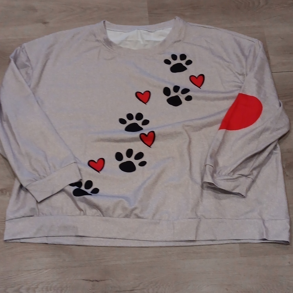Long sleeve top. Paw print design.